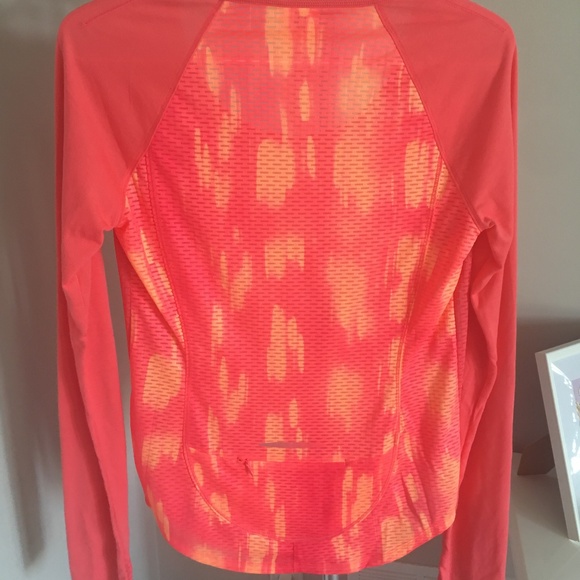 Under Armour, NWT, long sleeve shirt (size S) - Picture 2 of 4